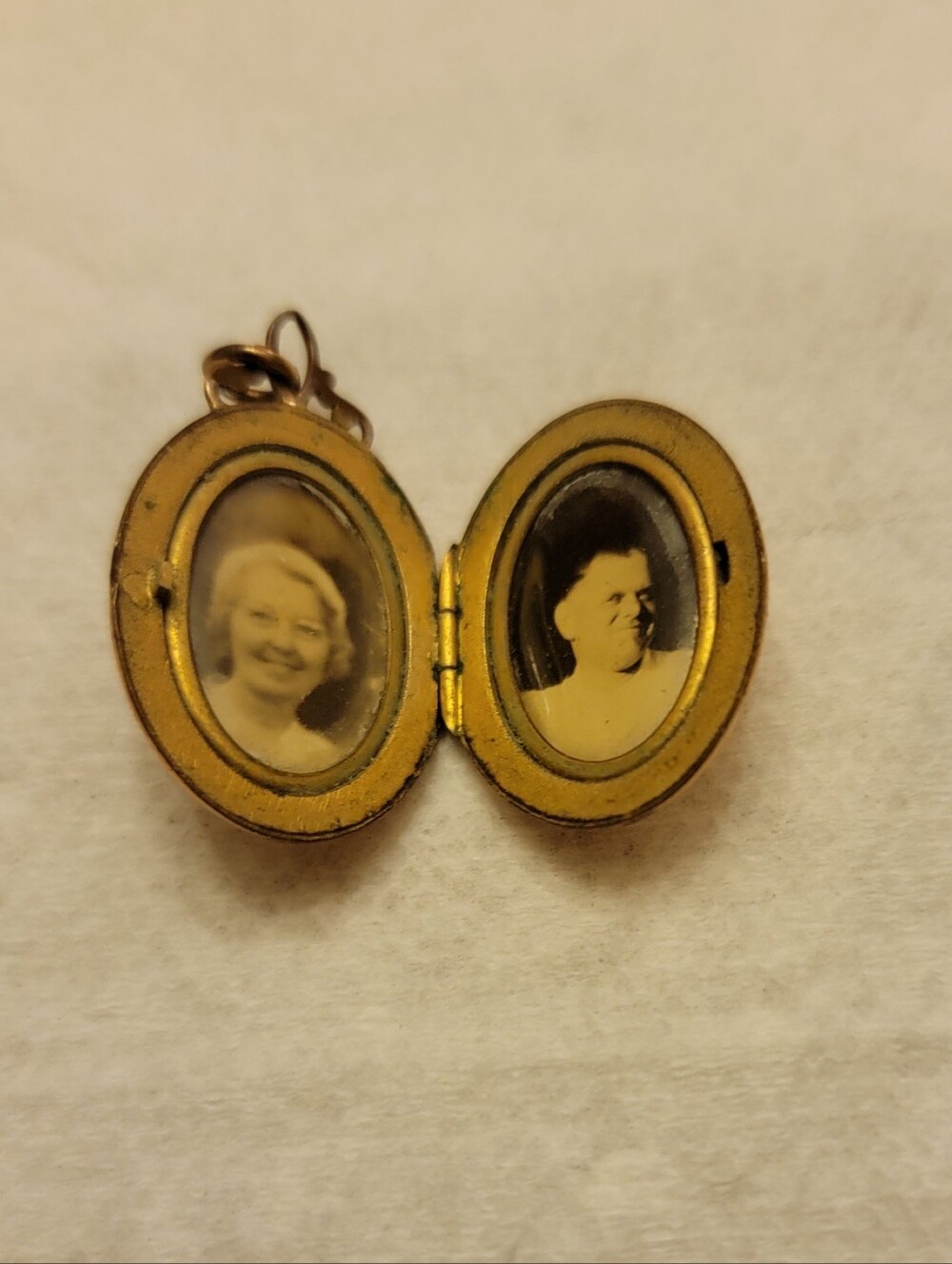 Vintage Gold-Toned Jewelry Lot - Brooch, Locket, and Pendant - Picture 6 of 7